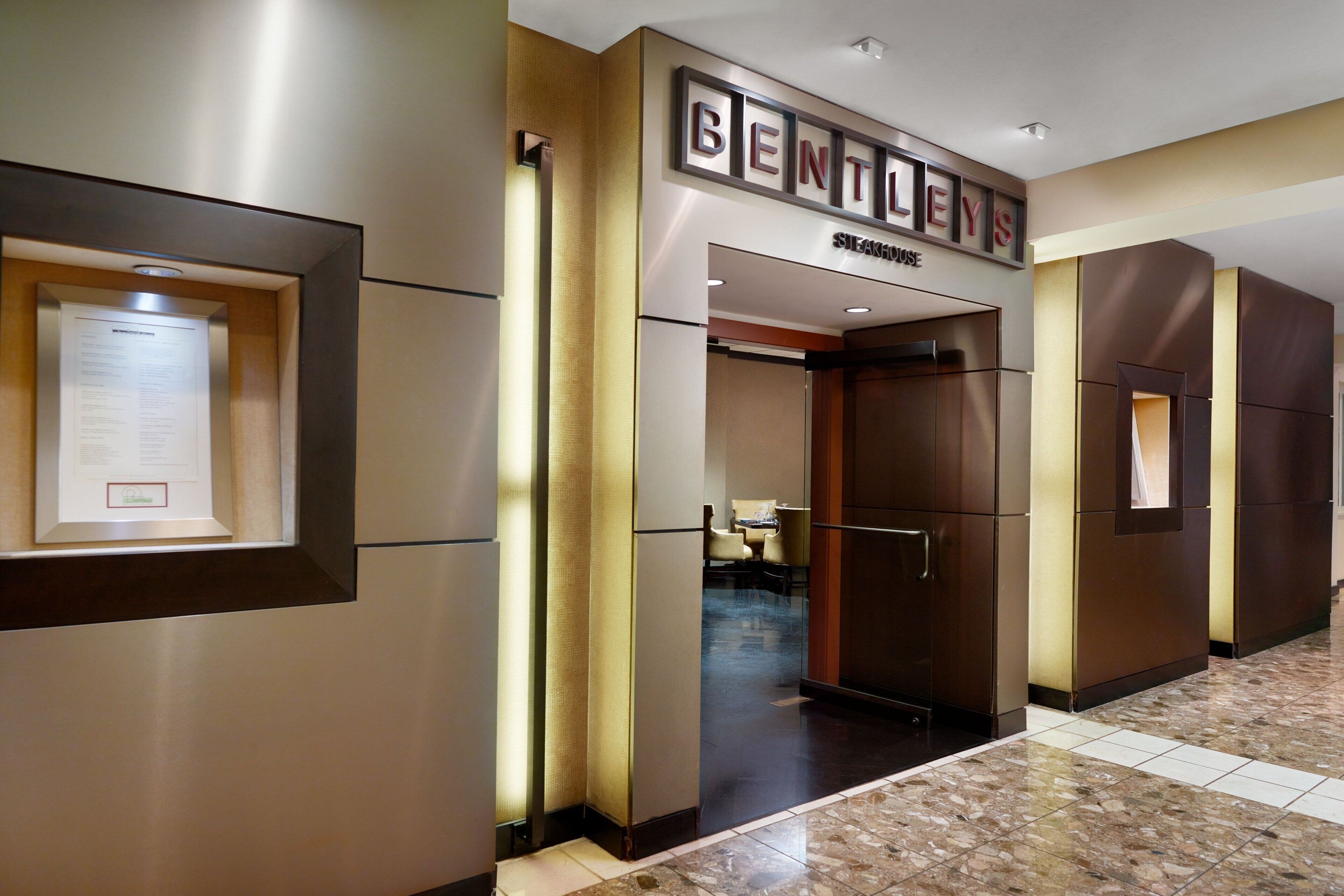 3 restaurantes, se sirven desayunos, comidas y cocina del sur de EUA