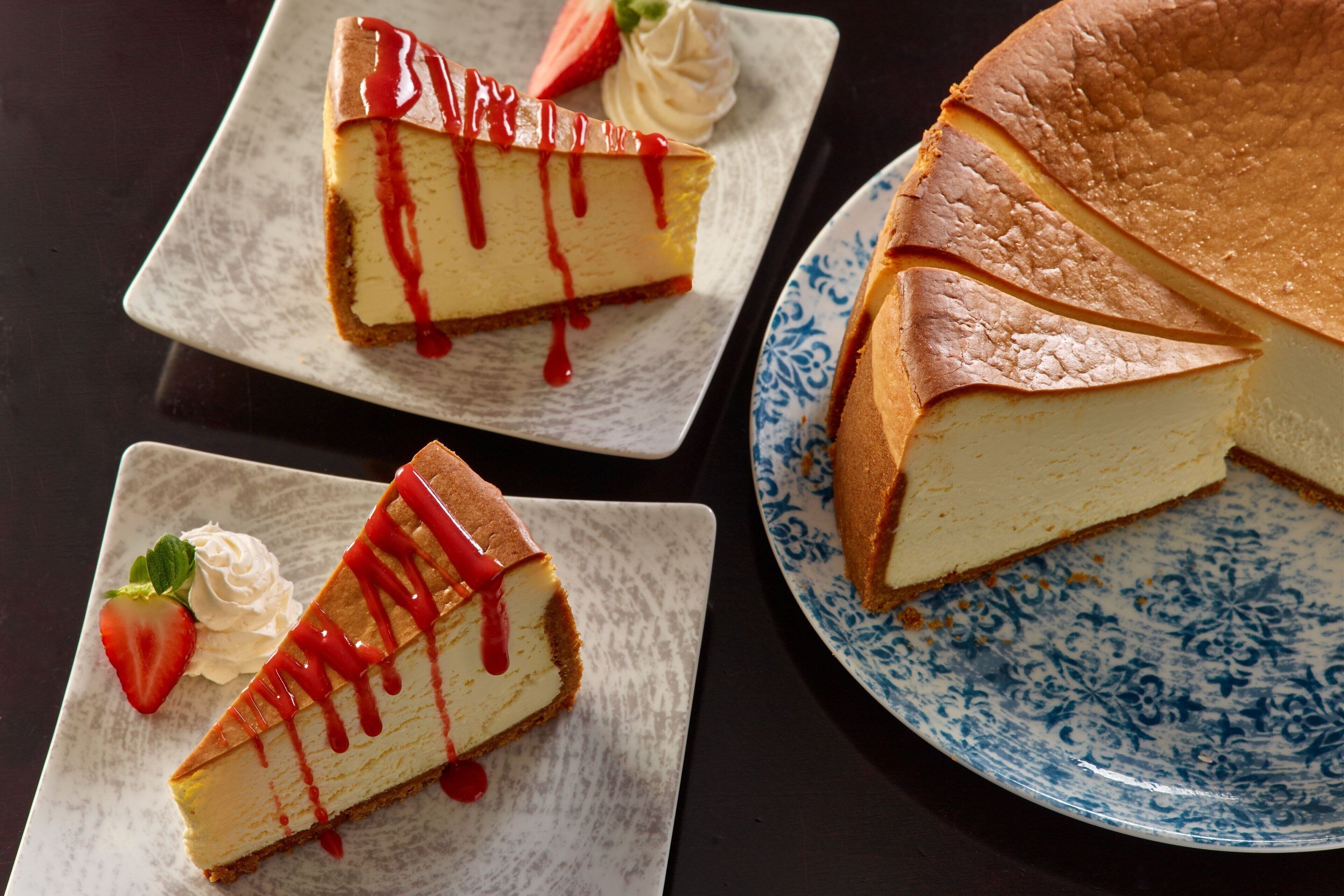 Een cheesecake op een bord, met een stukje weggenomen.