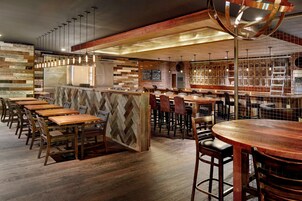 3 restaurantes; se sirve desayuno, almuerzo y cena; cocina sureña