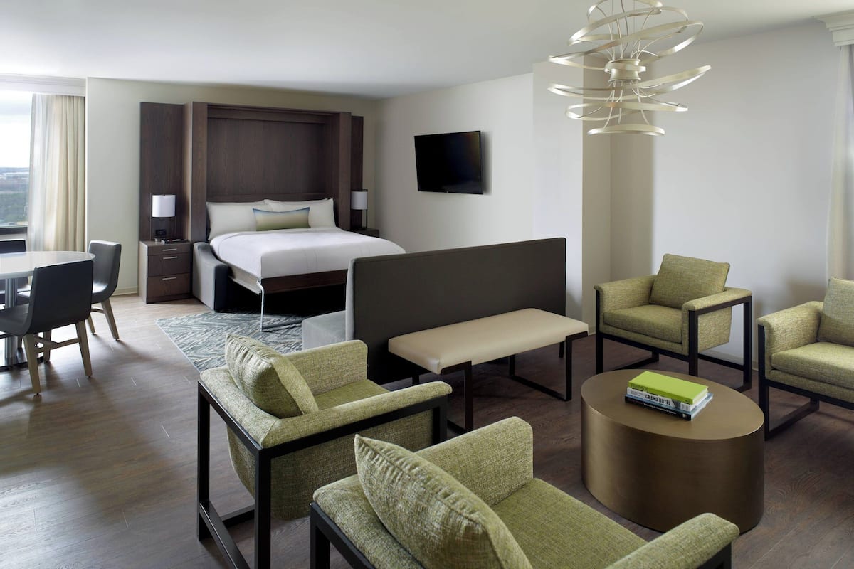 Suite, 1 Queen Bed, Corner