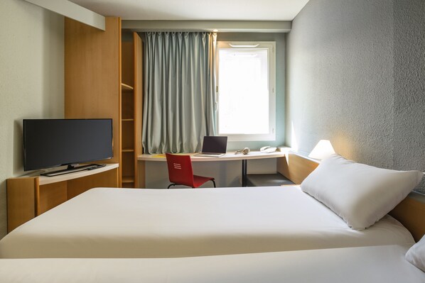 Desk, soundproofing, iron/ironing board, free WiFi