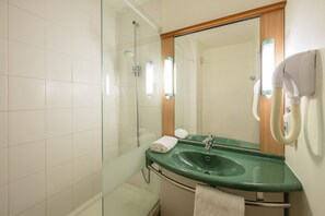 Quarto standard, várias camas | Banheiro | Chuveiro, produtos de toalete biodegradáveis