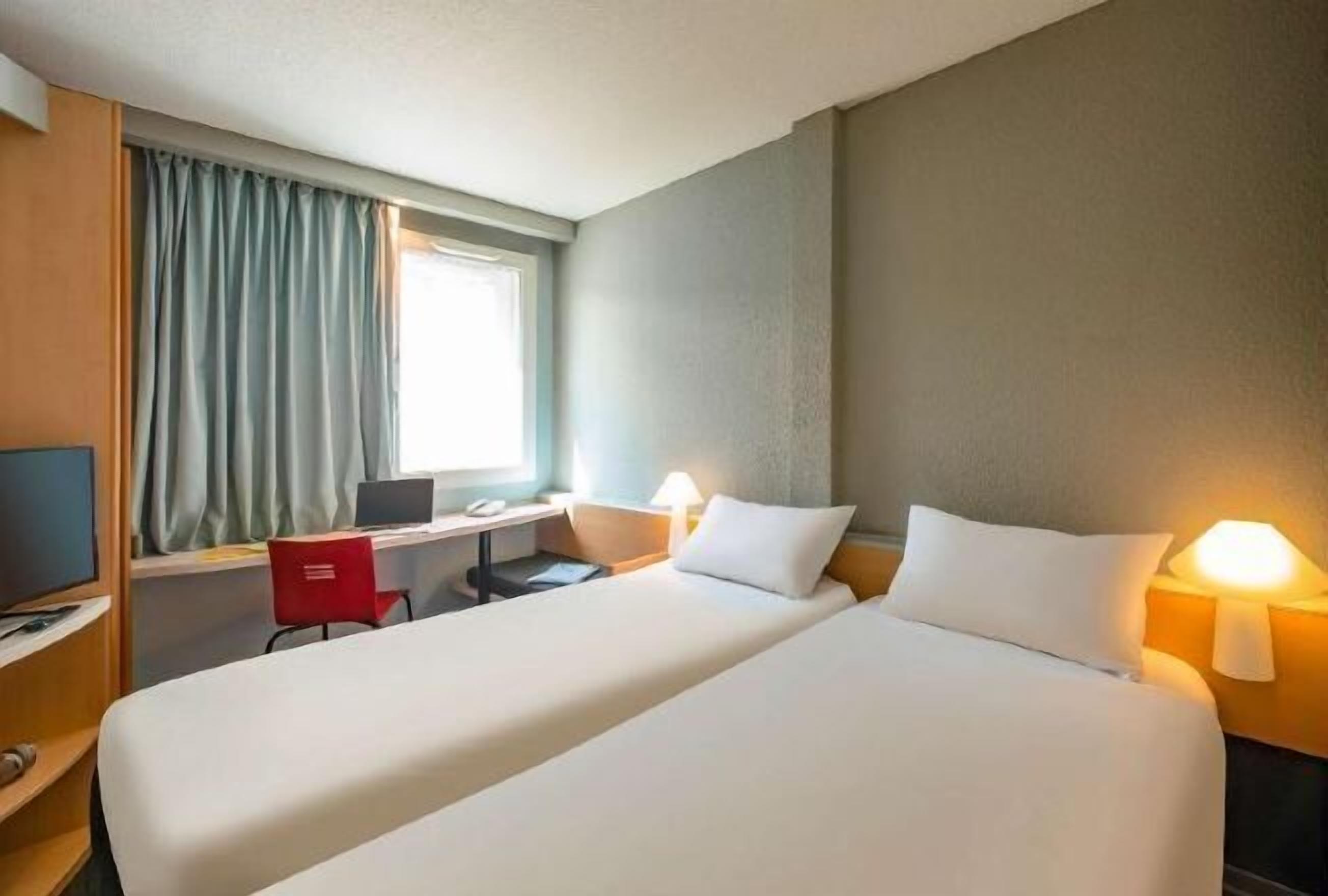 Desk, soundproofing, iron/ironing board, free WiFi