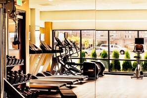 A gym with treadmills, dumbbells, and exercise equipment. - Holiday Inn Salem by IHG (Salem)