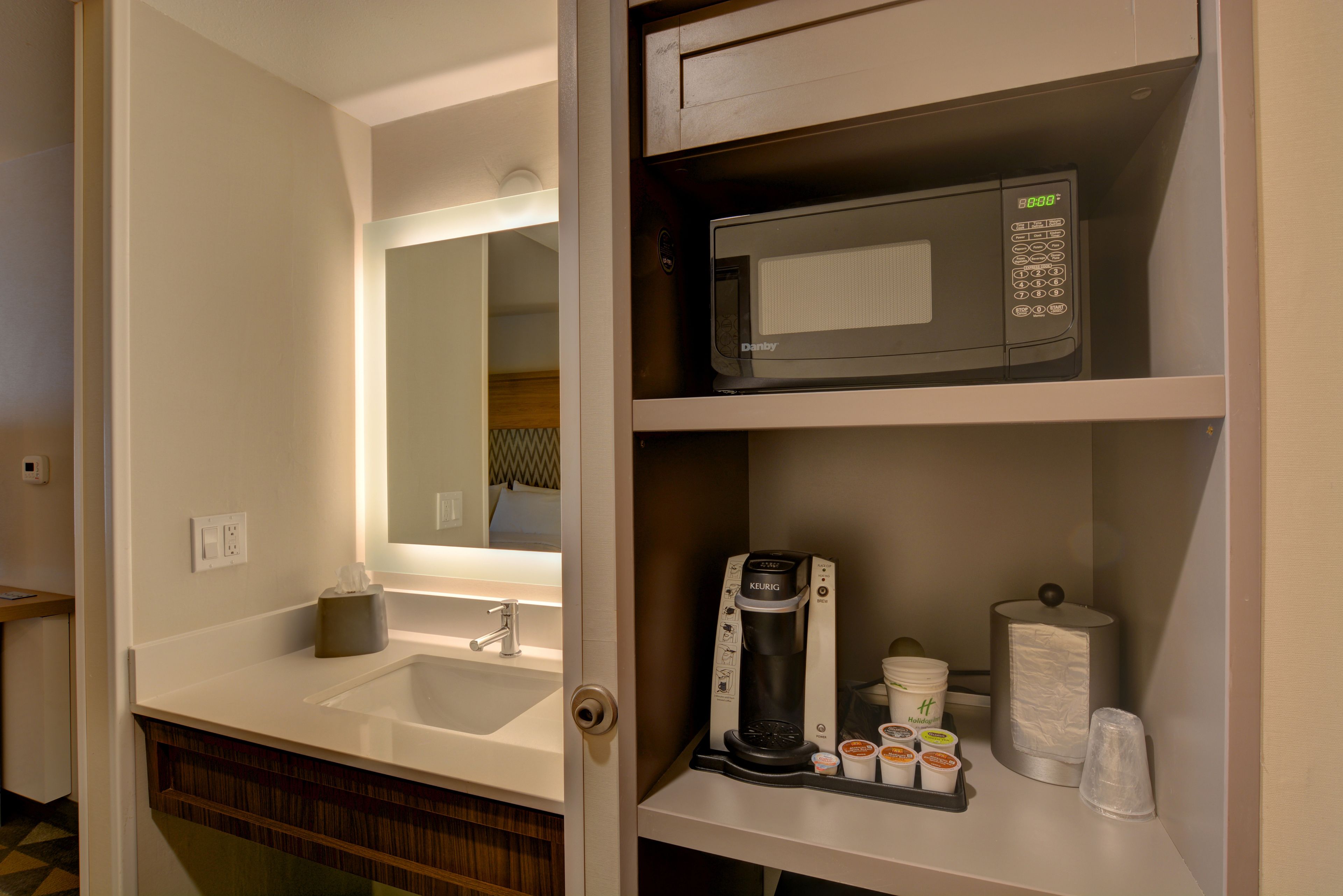 1 bedroom, down duvets, pillow-top beds, desk