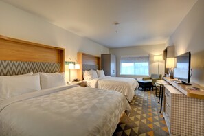 Dundyner, senger med overmadrass, skrivebord og blendingsgardiner