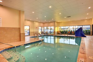 Indoor pool, sun loungers - Holiday Inn Salem by IHG (Salem)