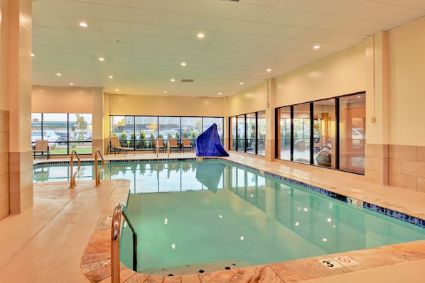 Indoor pool, sun loungers