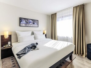 In-room safe, desk, blackout curtains, soundproofing - Mercure Hotel München Süd Messe (Munich)