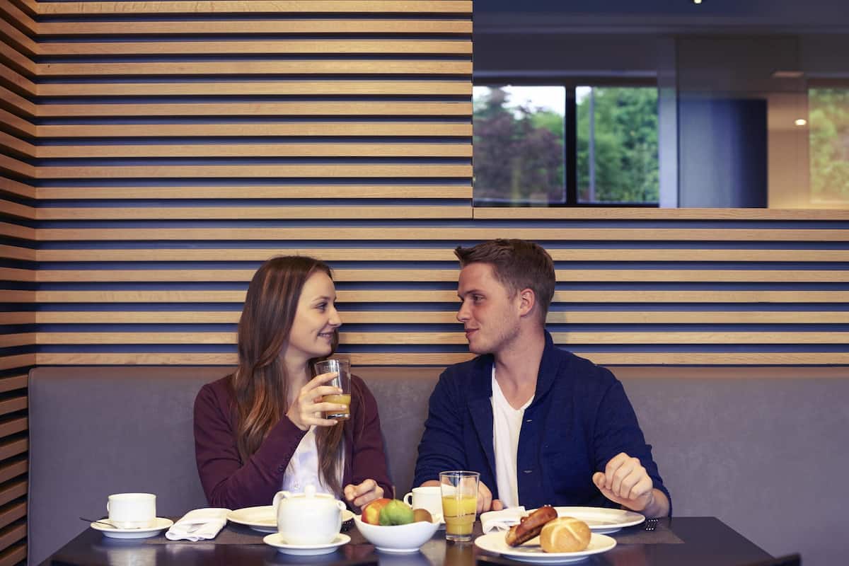 Cofres nos quartos, escrivaninha, cortinas blackout