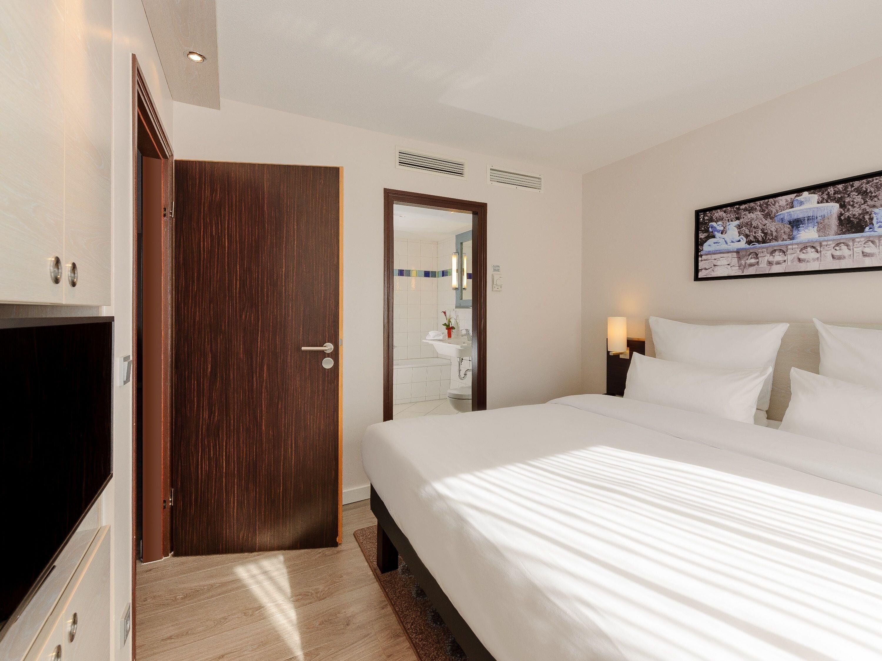 Standard Room, 1 Twin Bed | In-room safe, desk, blackout drapes, soundproofing