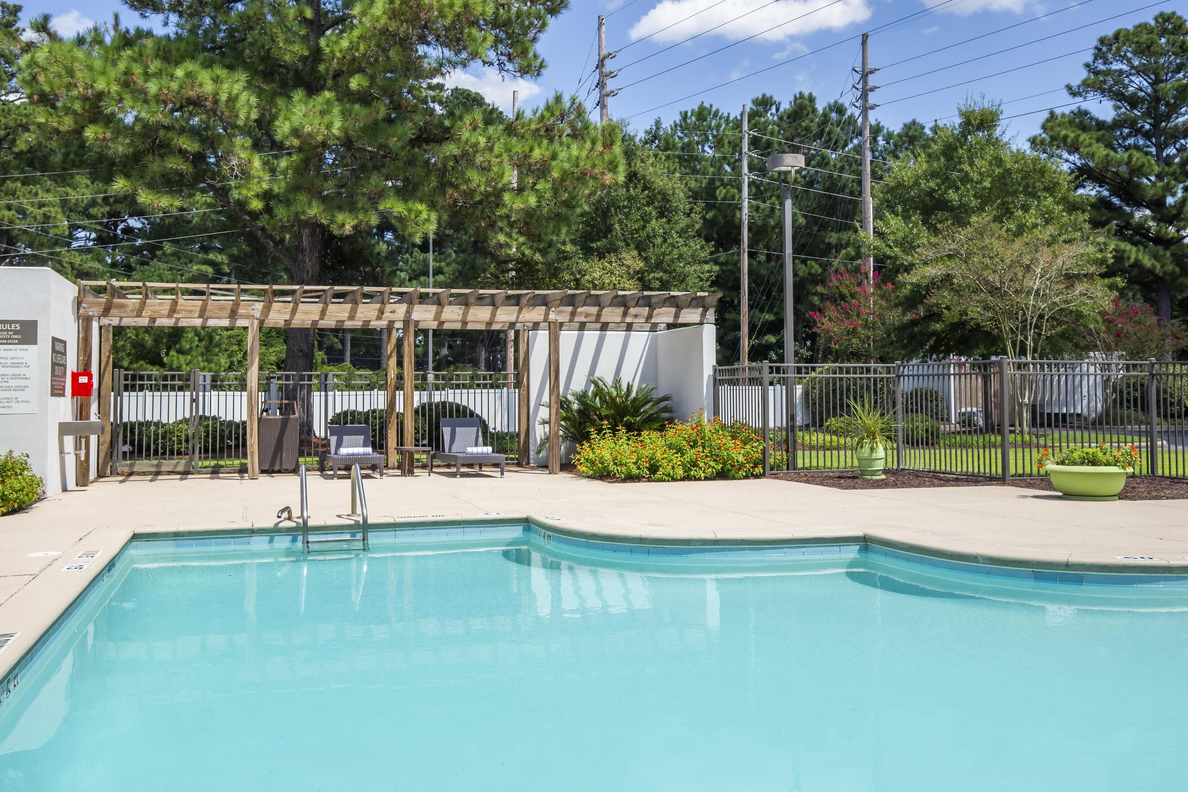 室外游泳池，提供日光浴躺椅