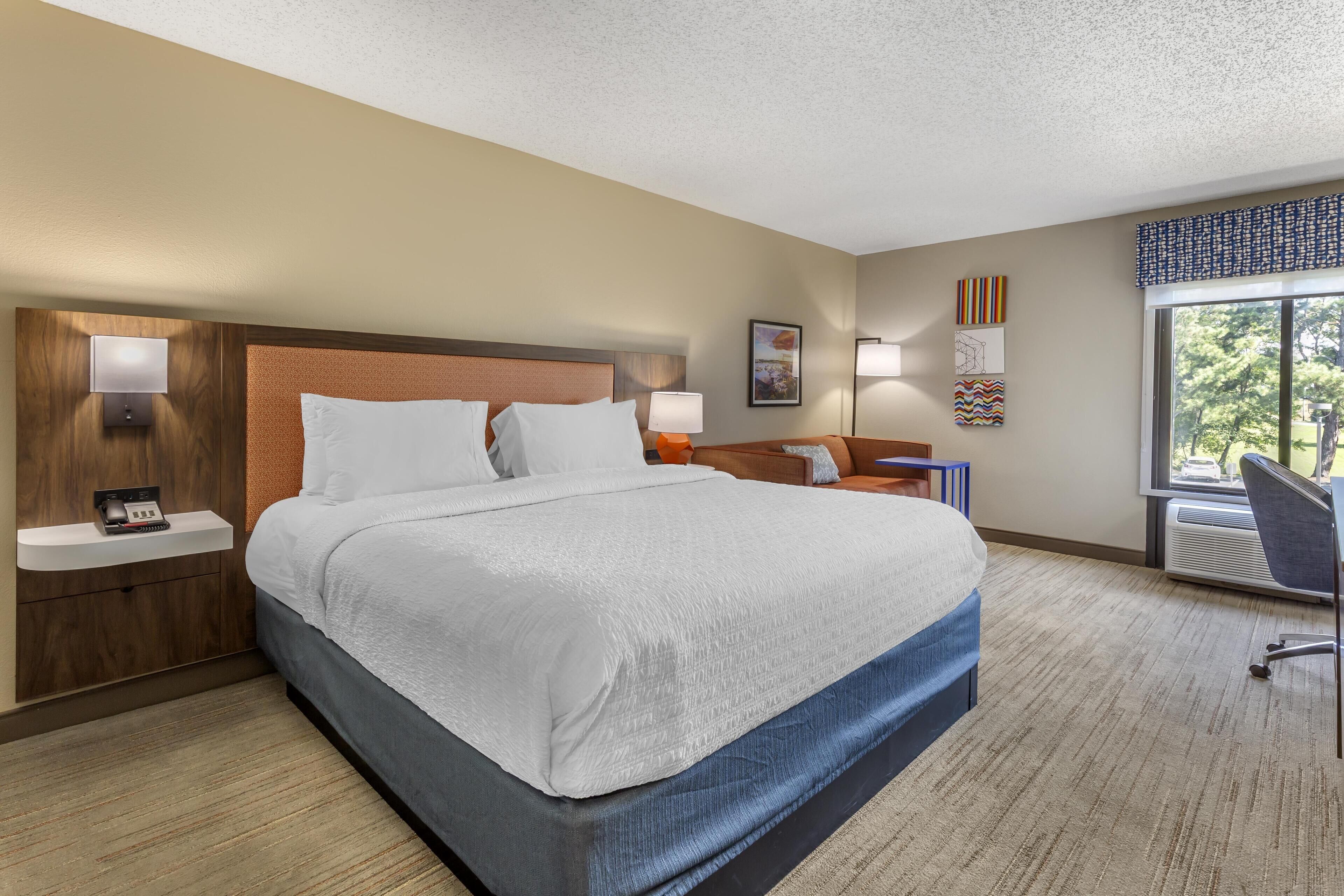 King study non smoking | Living area | 43-inch flat-screen TV with cable channels, TV