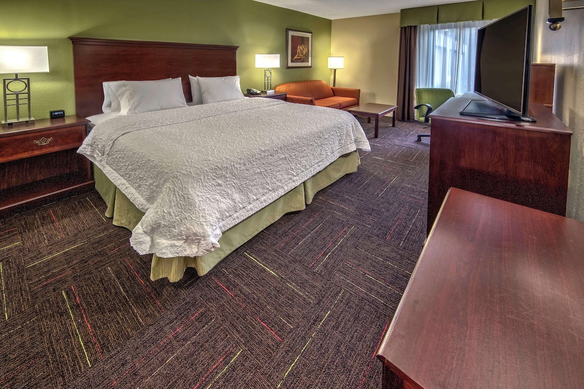 king study non smoking | iron/ironing board, free wifi, bed sheets, alarm clocks