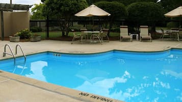 Piscine extérieure, chaises longues