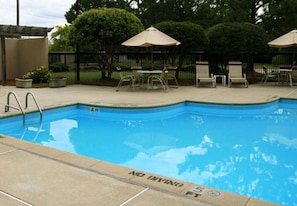 Piscine extérieure, chaises longues
