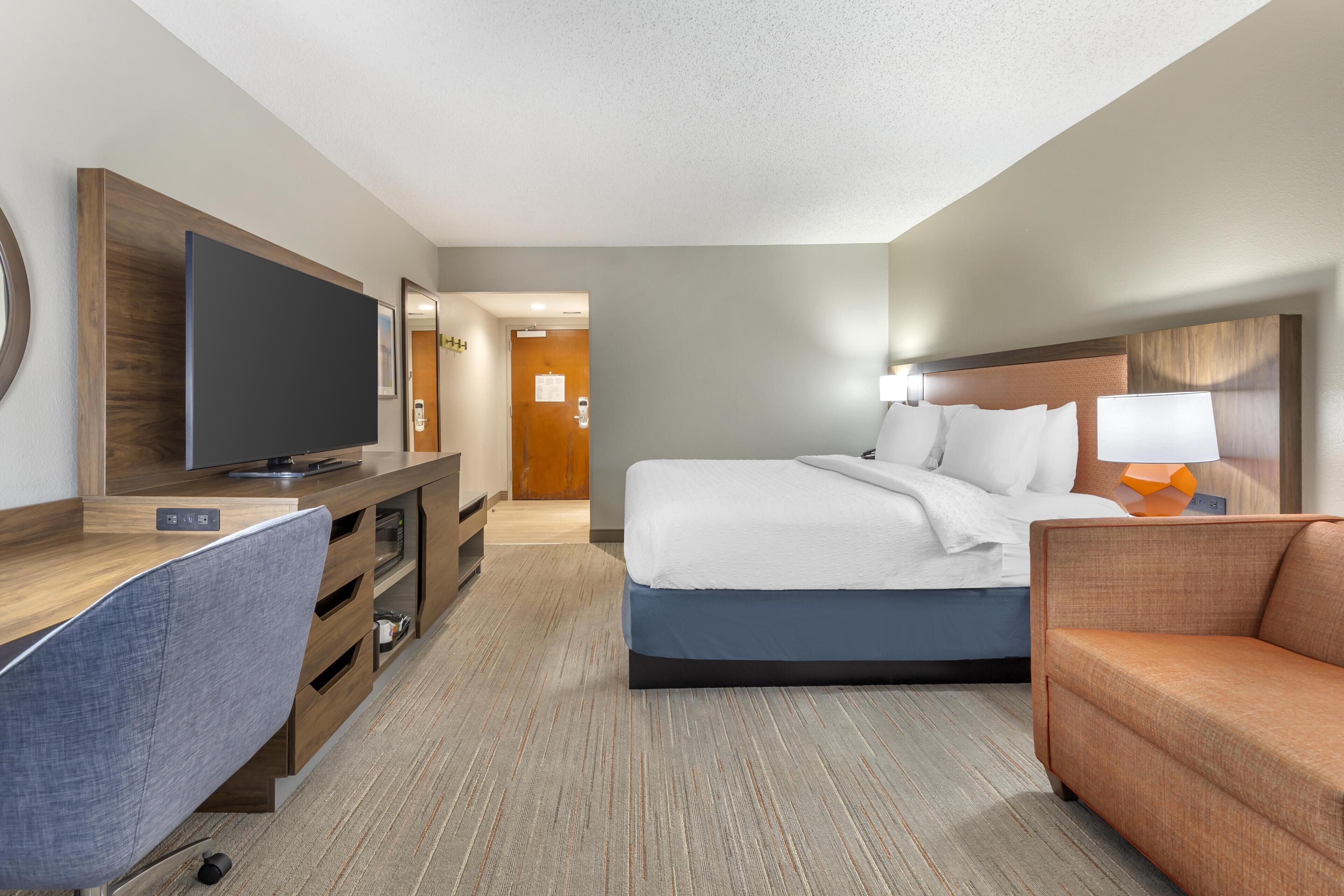 キングサイズベッド 1 台 (禁煙) | リビング エリア | 43 インチの薄型テレビ (ケーブル放送視聴可)、テレビ