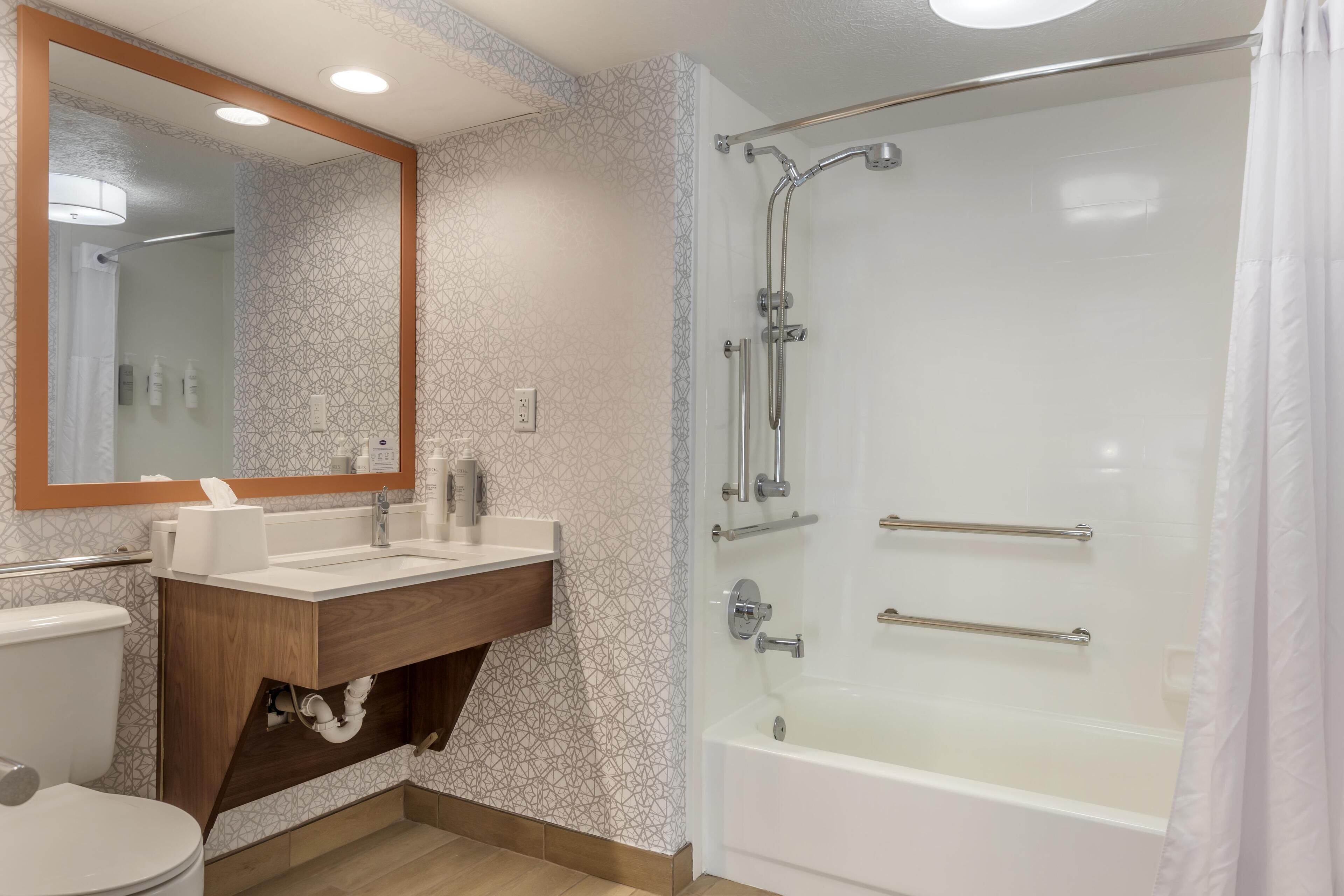 Ein modernes Badezimmer mit Dusche, Toilette und Waschbecken.