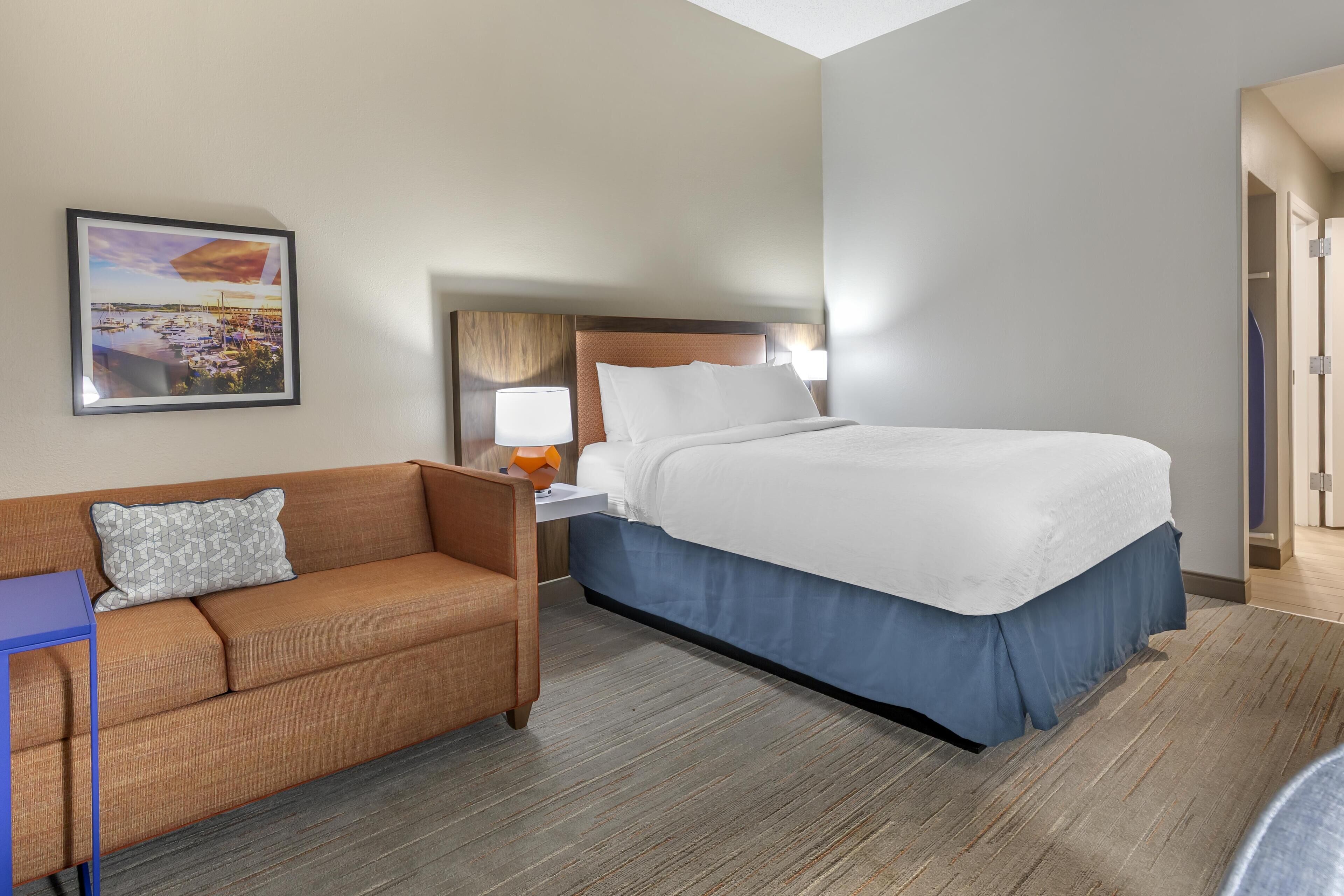 Room, 1 Double Bed, Accessible, Bathtub (Mobility & Hearing) | Living area | 43-inch flat-screen TV with cable channels, TV