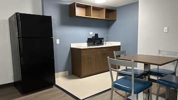 Escritorio, espacio para trabajar con laptop y cortinas blackout