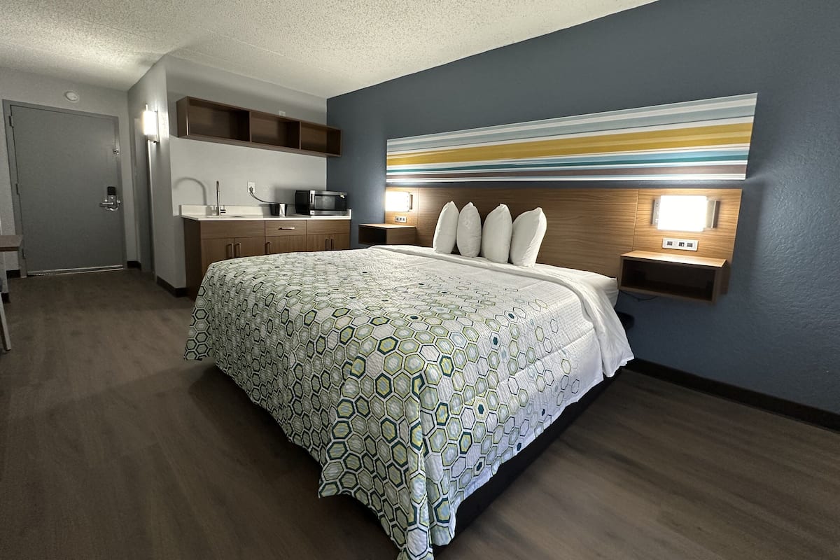 Bureau, espace de travail pour ordinateur portable, rideaux occultants