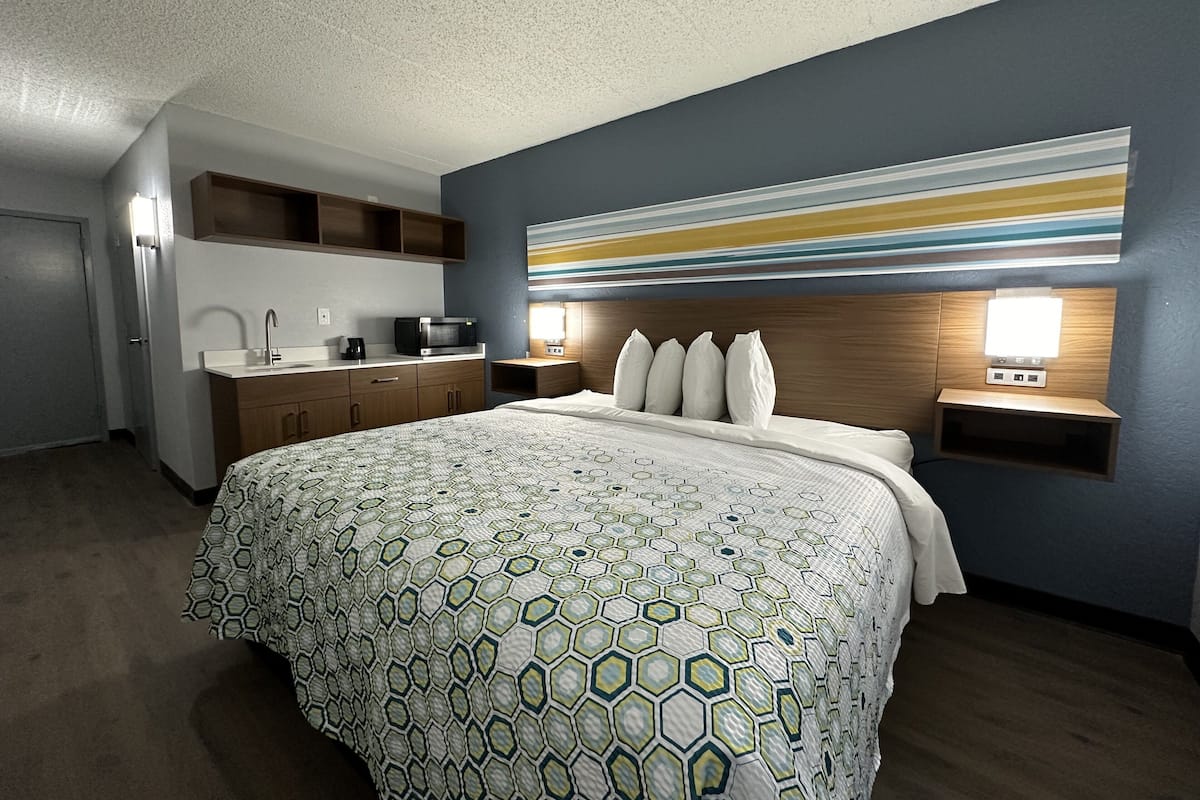 Työpöytä, kannettavalle tietokoneelle sopiva työtila, pimennysverhot