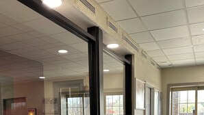Un espace d’accueil comprenant un comptoir, une porte et une fenêtre.