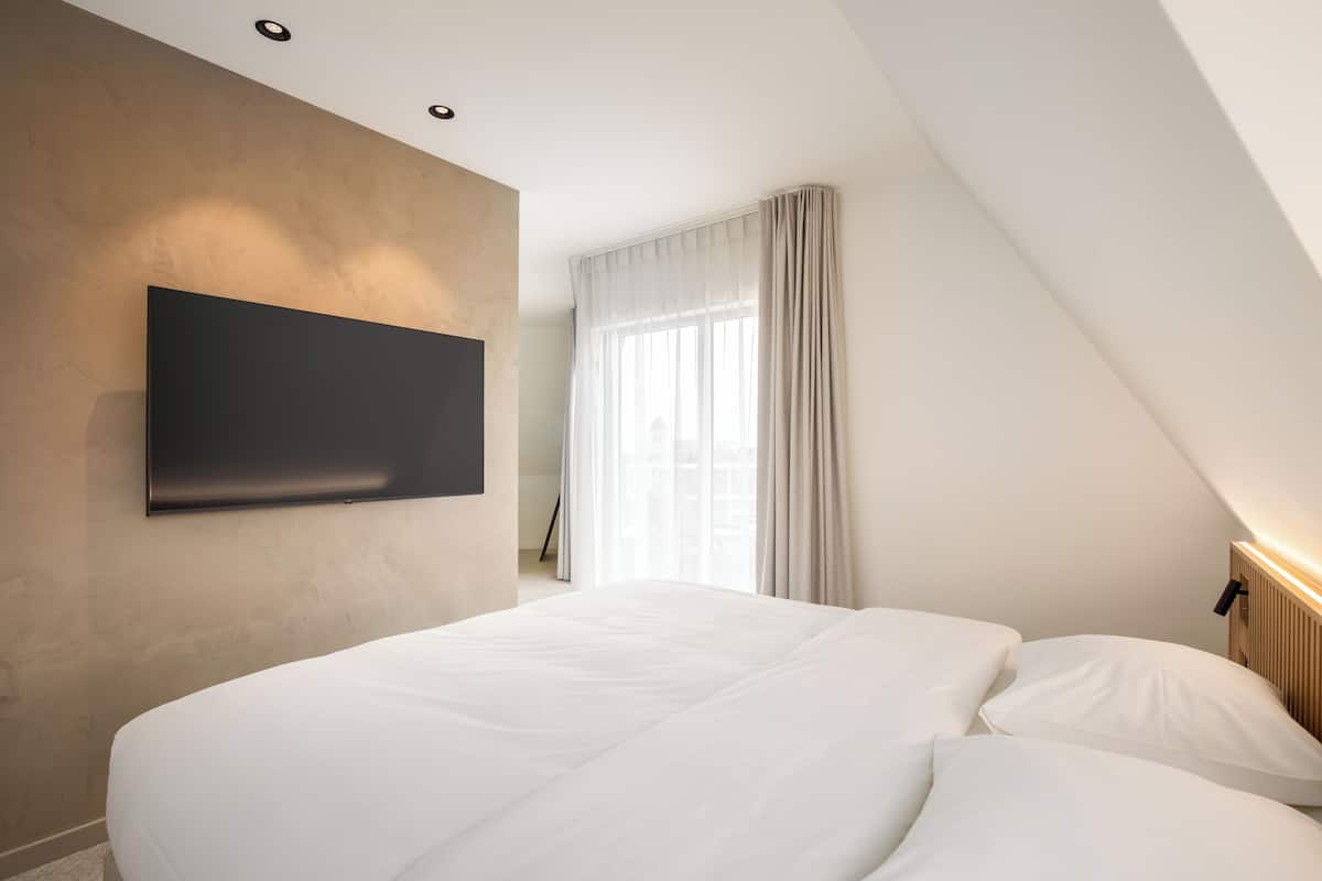 Chambre Double Deluxe, 1 très grand lit, balcon, vue ville | Literie hypoallergénique, coffres-forts dans les chambres, bureau