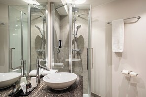 Comfort Single Room | Bathroom | Hair dryer, towels - Hotel Chamade (Ghent)