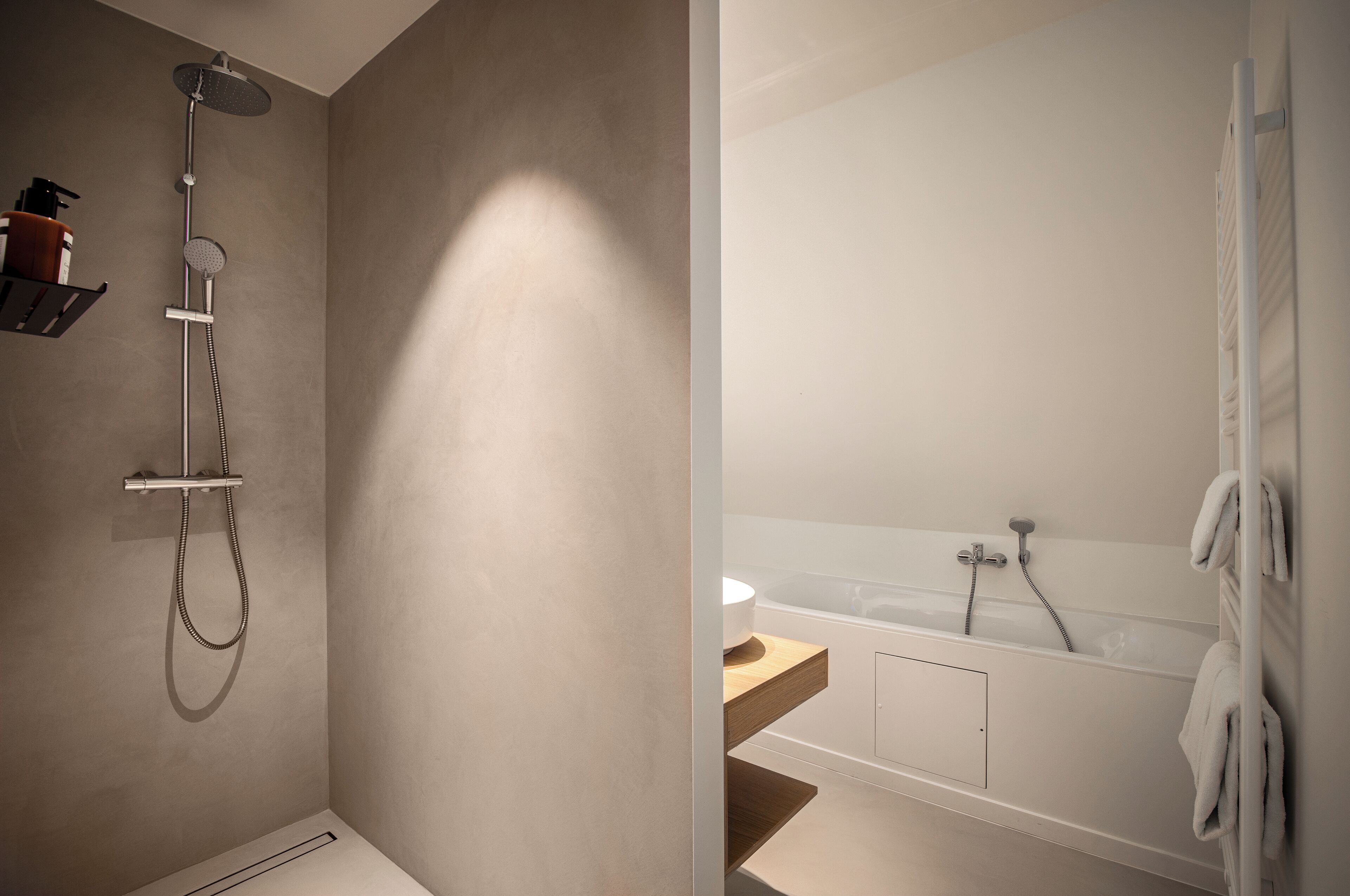 deluxe double room, 1 double bed, bathtub | bathroom | hair dryer, towels