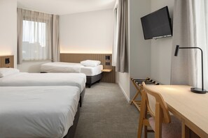 Comfort Triple Room | Hypo-allergenic bedding, in-room safe, desk, free cribs/infant beds - Hotel Chamade (Ghent)