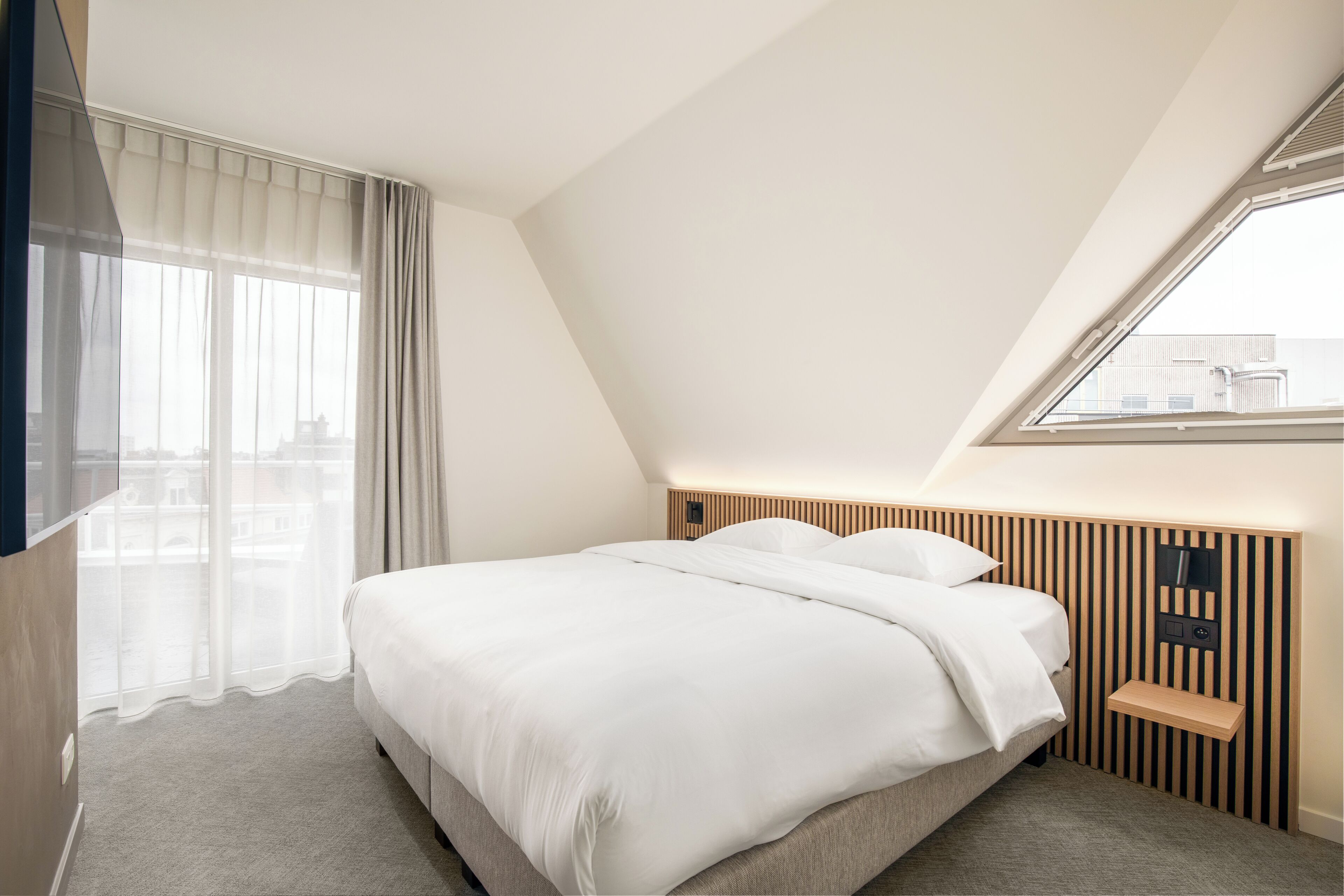 deluxe double room, 1 king bed, balcony, city view | 1 bedroom, hypo-allergenic bedding, in-room safe, desk