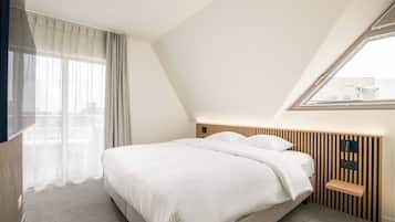 Deluxe Double Room, 1 King Bed, Balcony, City View | Hypo-allergenic bedding, in-room safe, desk, free cribs/infant beds