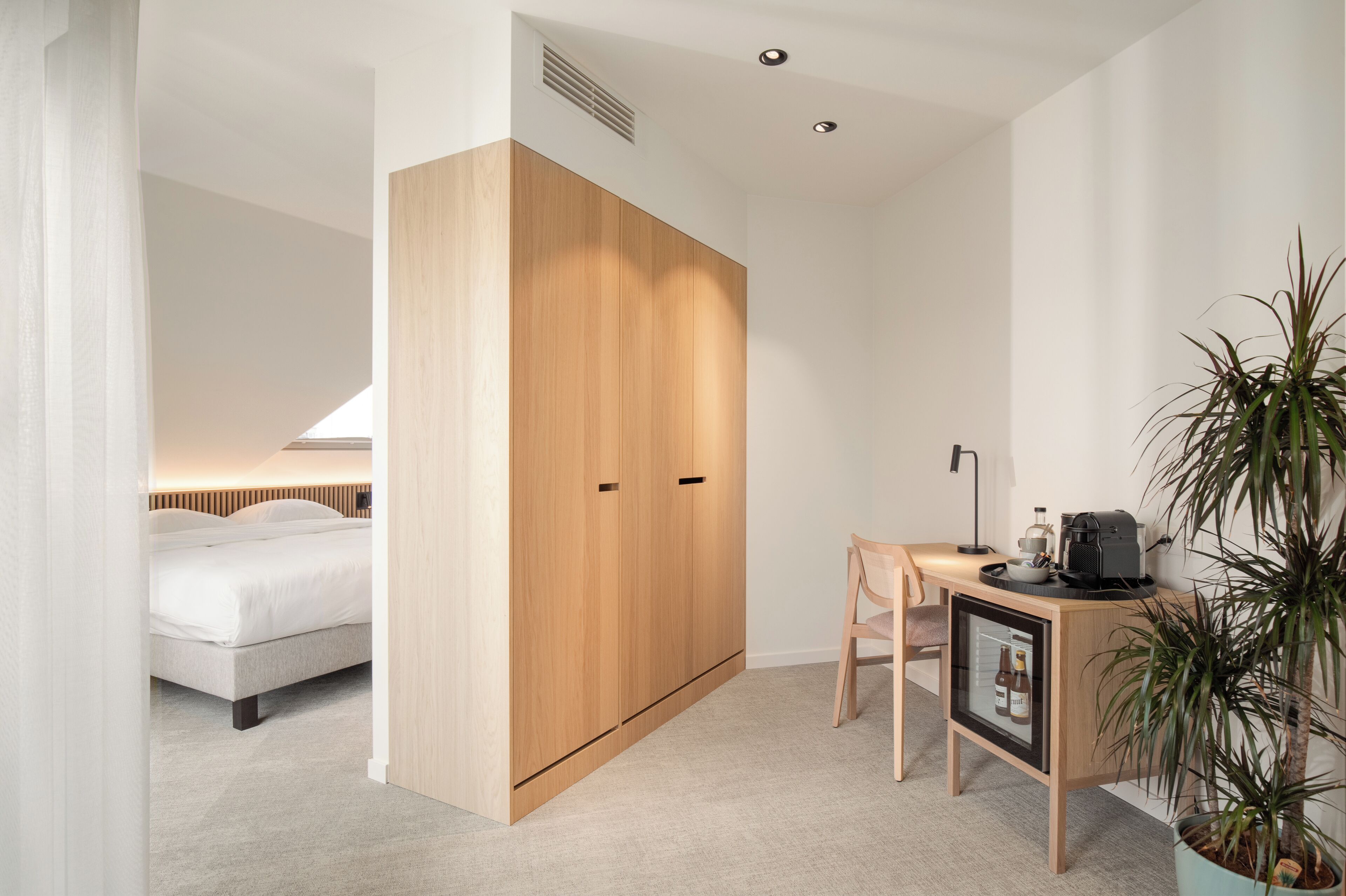 deluxe double room, 1 king bed, balcony, city view | bathroom | hair dryer, towels