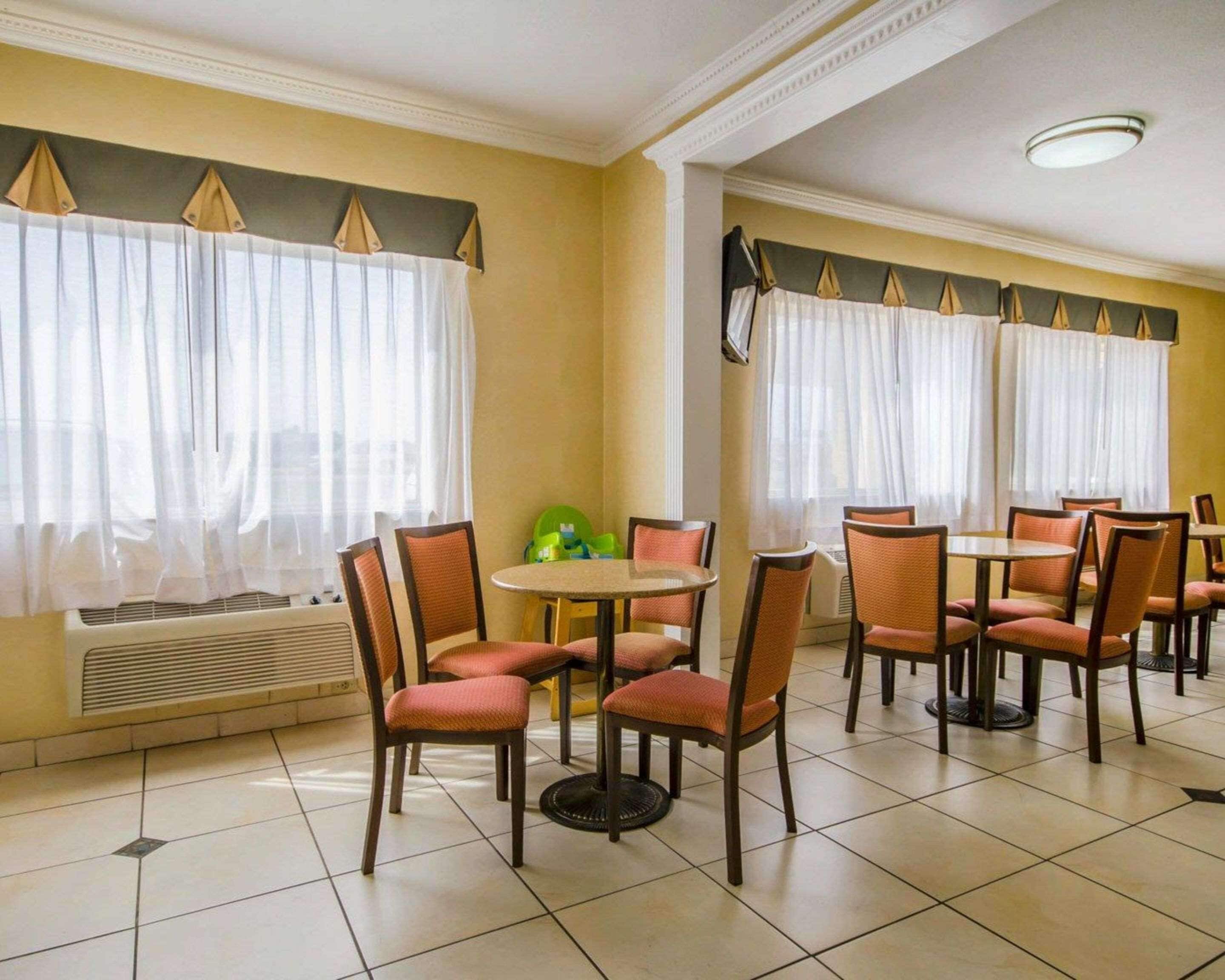 بوفيه فطور مجانًا يوميًا