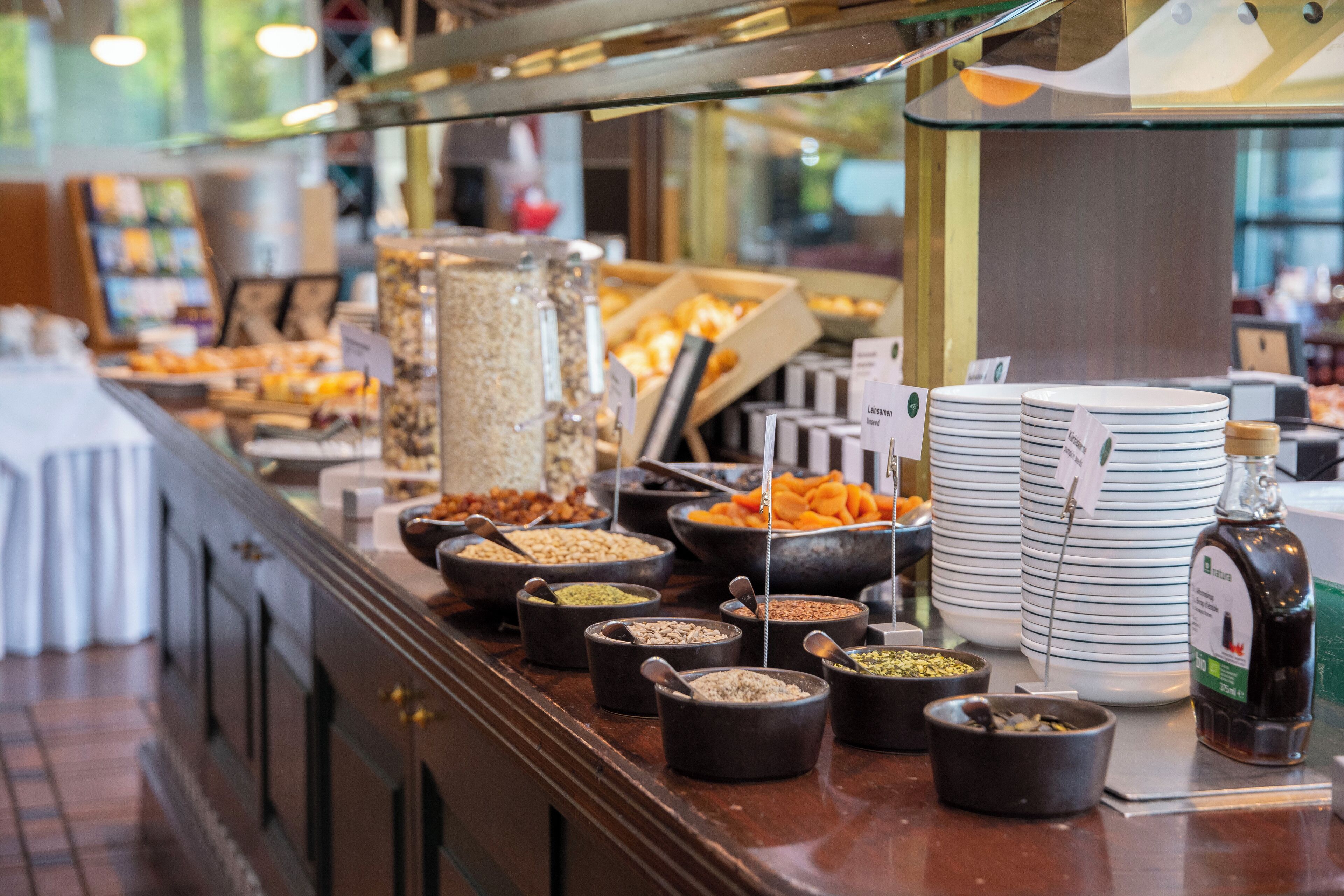 Un buffet proposant une variété de plats et d'accompagnements.