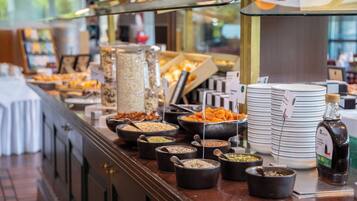 Un buffet proposant une variété de plats et d'accompagnements.