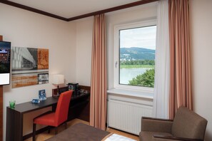 أغطية فراش متميزة وميني بار وخزنة داخل الغرفة ومكتب