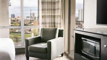 Room, 1 King Bed, Non Smoking | Premium bedding, pillowtop beds, in-room safe, desk