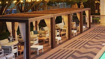 屋外プール、営業時間 7:00 ~ 22:30、サンラウンジャー