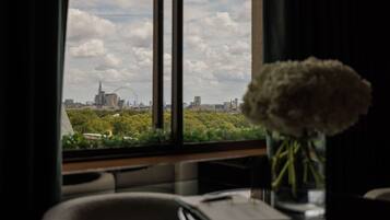 Suite (Westminster) | Living room | Flat-screen TV, DVD player, iPod dock