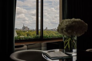 Suite (Westminster) | Salle de séjour | Téléviseur à écran plat, lecteur de DVD, station d’accueil pour iPod