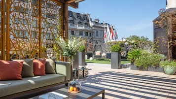 Phòng Suite Royal, hiên | Bộ đồ giường cao cấp, minibar, két bảo mật tại phòng, bàn