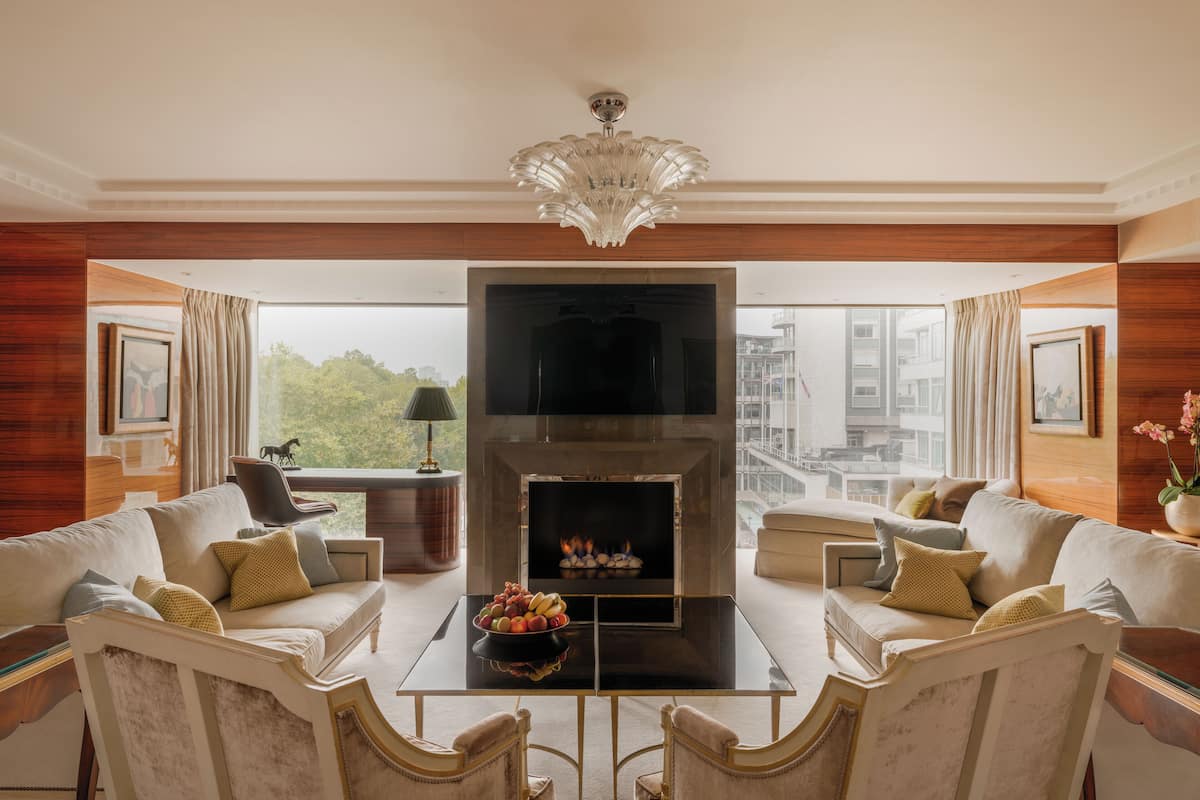 Presidential Suite (London) | Premium bedding, minibar, in-room safe, desk