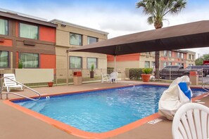 Outdoor pool, pool loungers - Quality Inn & Suites I-35 near Frost Bank Center (San Antonio)