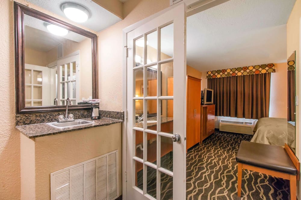 Quality Inn & Suites I-35 near Frost Bank Center