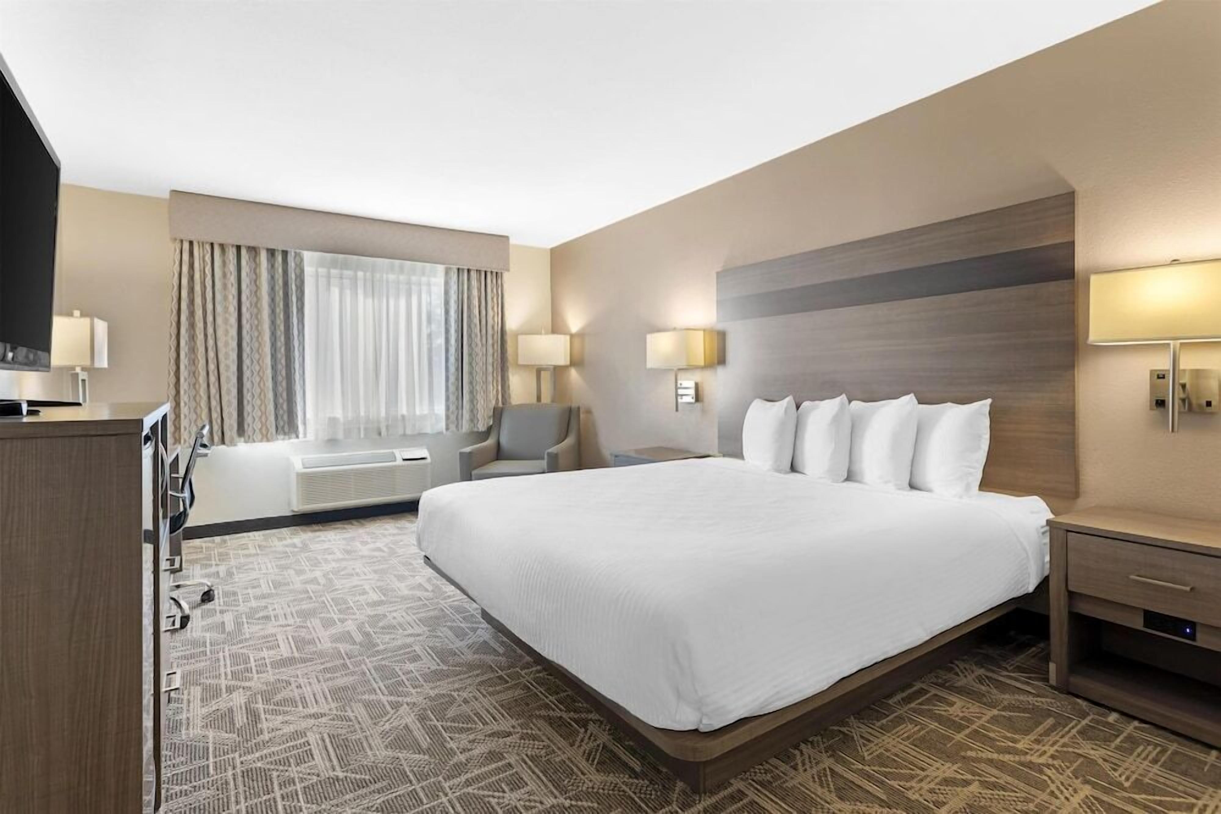 In-room safe, desk, laptop workspace, iron/ironing board