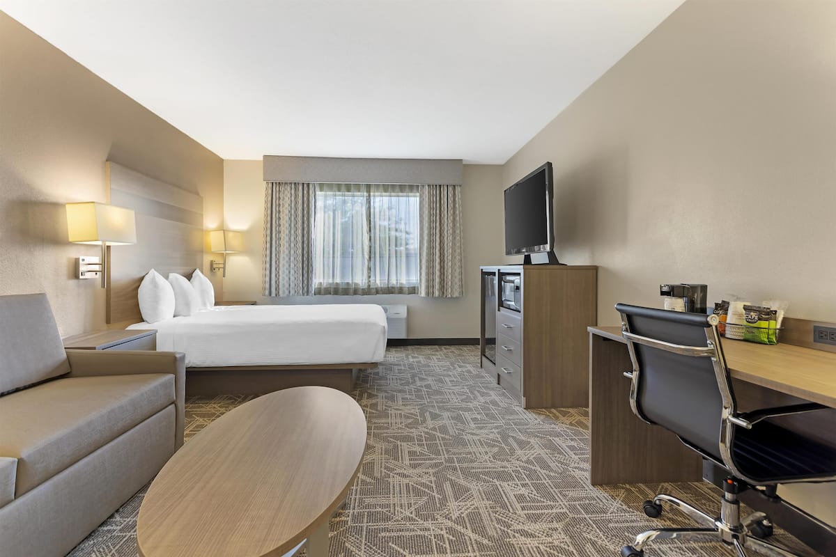 Habitación estándar, 1 cama Queen size, para no fumadores (2nd Floor;with Sofabed) | Caja de seguridad en la habitación y escritorio