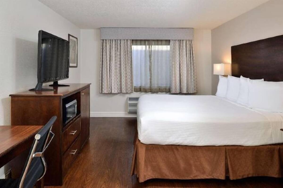 Värdeförvaringsskåp på rummet, skrivbord och arbetsyta för laptop