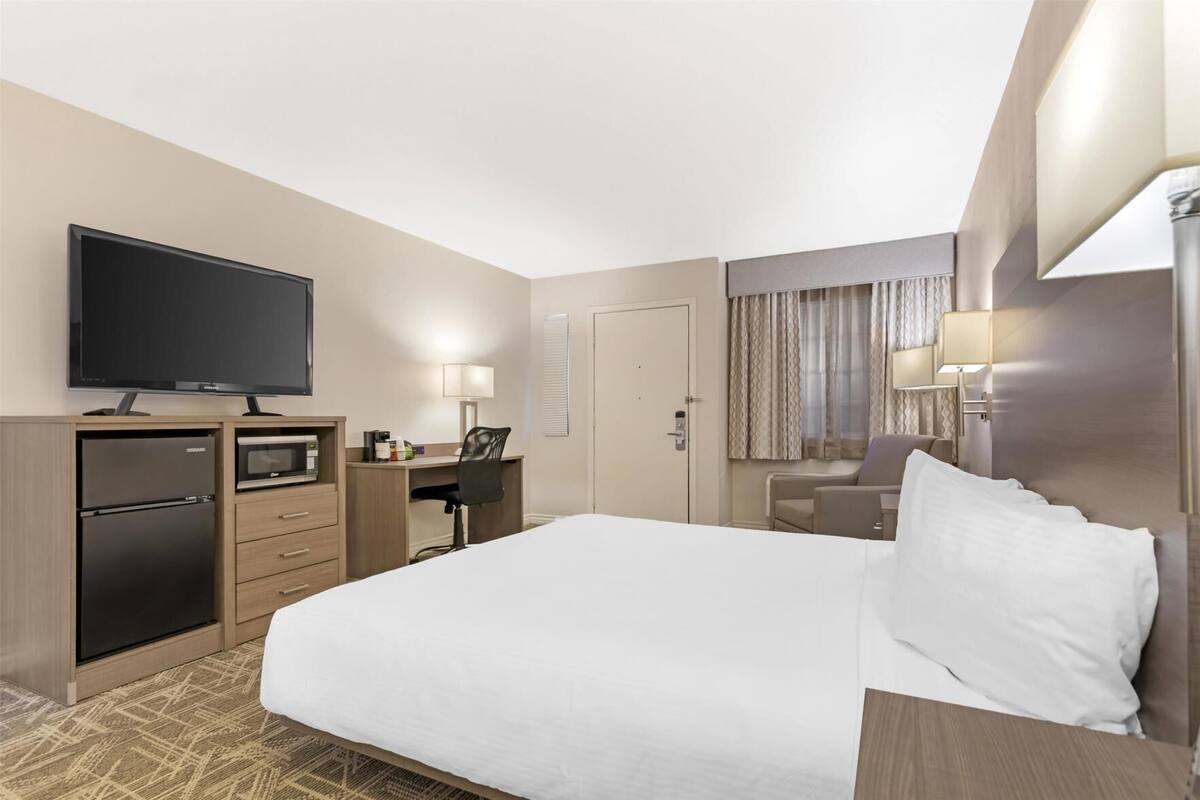 In-room safe, desk, laptop workspace, iron/ironing board